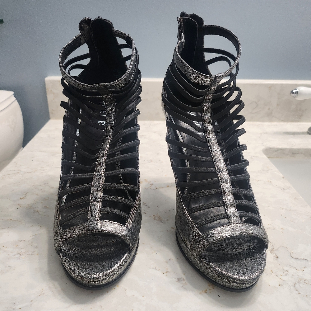 Nine West size 7M Metallict Gray/Black Strappy Heels